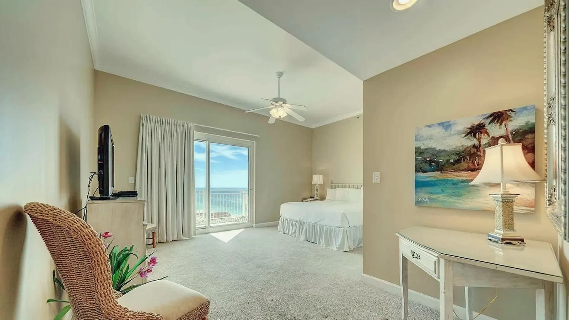 Three-Bedroom Condo With Oceanfront Balcony بنما سيتي بيتش شقة