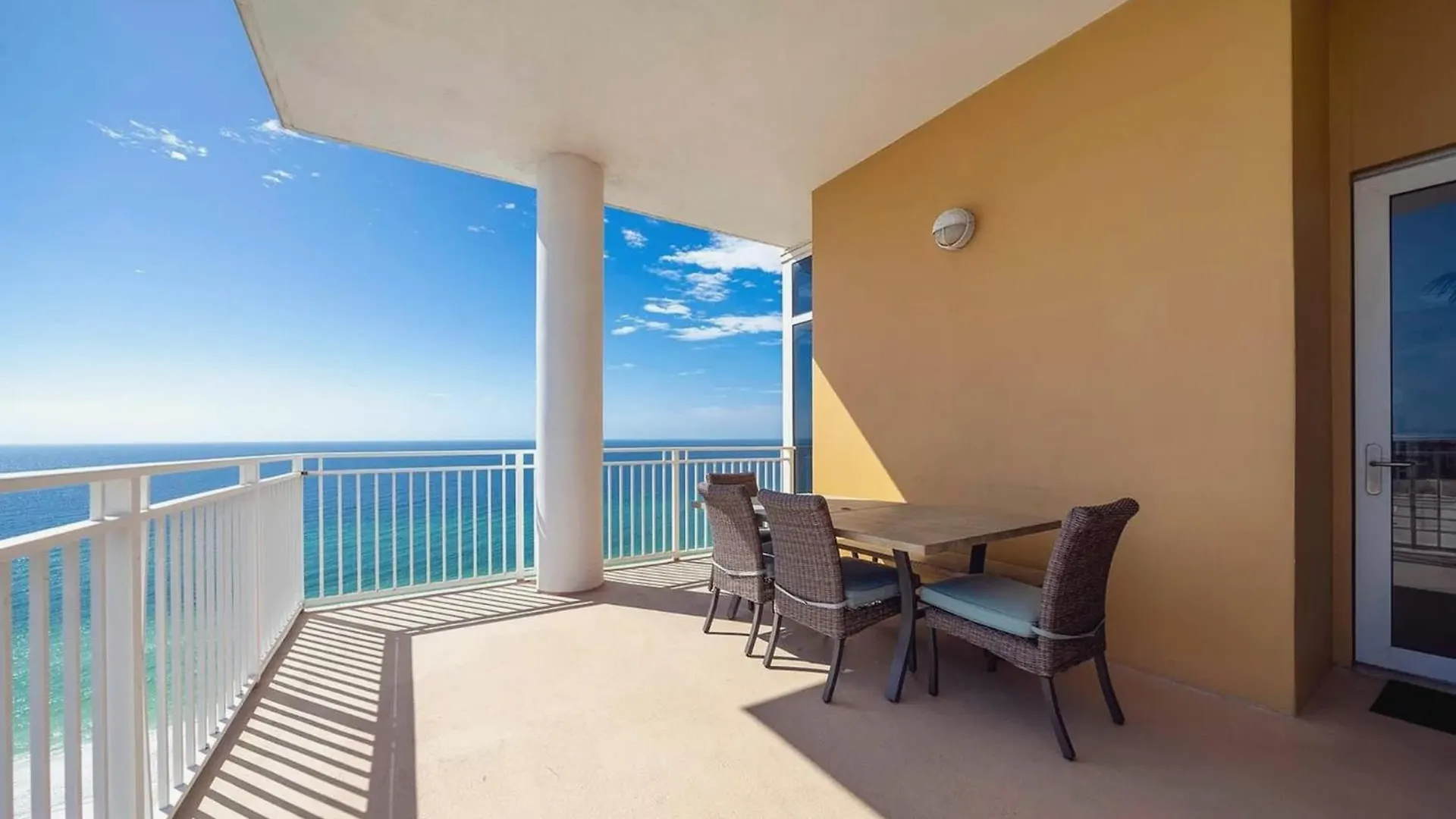 Three-Bedroom Condo With Oceanfront Balcony بنما سيتي بيتش شقة